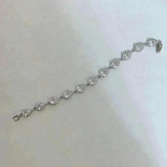 Pear shape cubic zirconia bracelet with halo mounting. - Picture 5 of 5